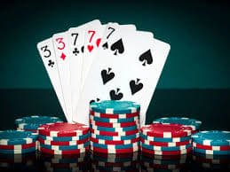 Blackjack စားပွဲ — ကစားသမား ၂၁ ကို ဦးတည်ကစားနေသည့် ကတ်ဂိမ်းဆီ